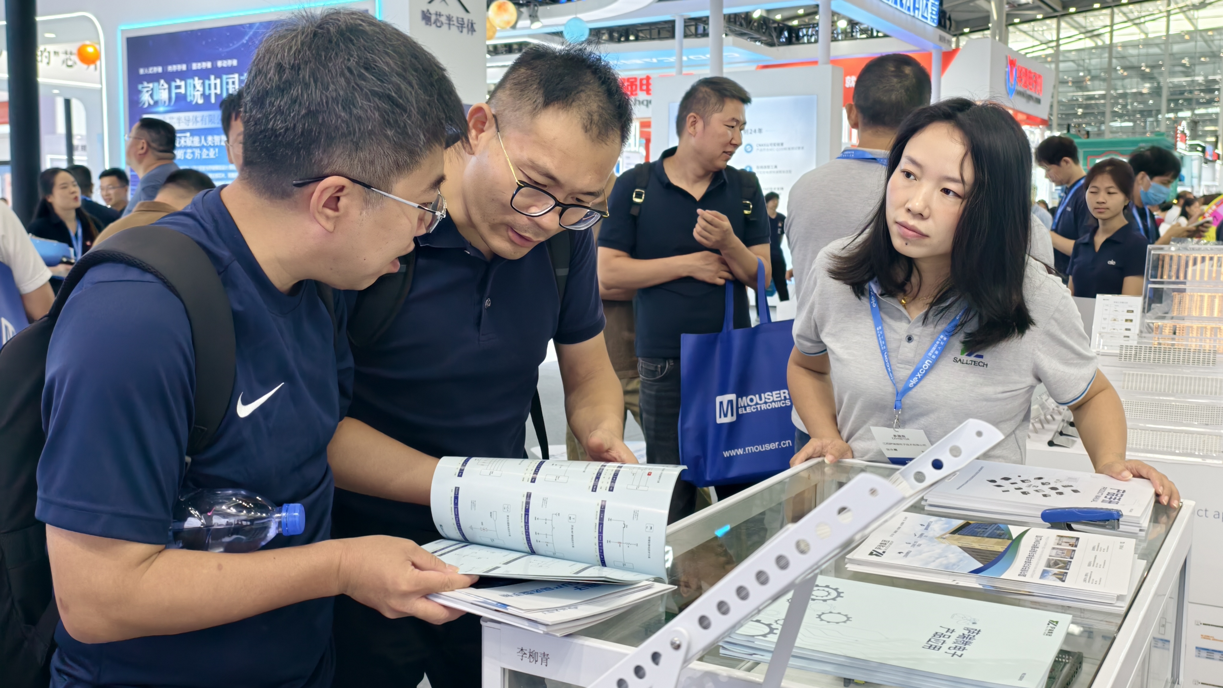 荣耀收官！江西WilliamHill微电子闪耀 2025 深圳电子展并荣获年度大奖